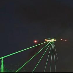 Un avion synchronisé avec la musique lâche des feux d'artifice