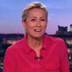 Un cadreur tombe en plein direct et provoque un fou rire à Anne-Sophie Lapix