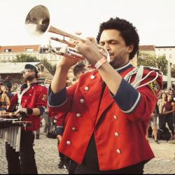 La chanson You & Me de Meute joué entièrement à la fanfare