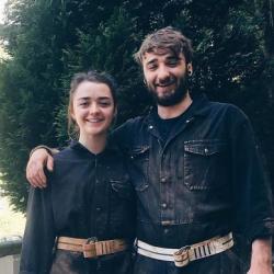 20 stars posent avec leurs frères et soeurs