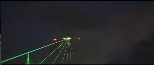 Un avion synchronisé avec la musique lâche des feux d'artifice