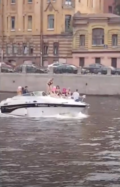 Une fille en bateau se mange un pont 