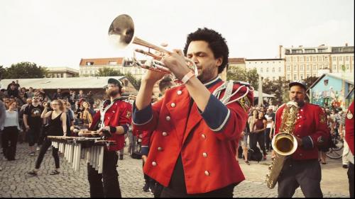 La chanson You & Me de Meute joué entièrement à la fanfare