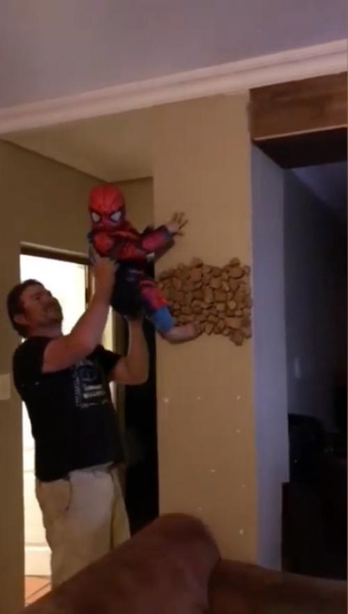 Un papa permet à son fils de se prendre pour le vrai Spiderman