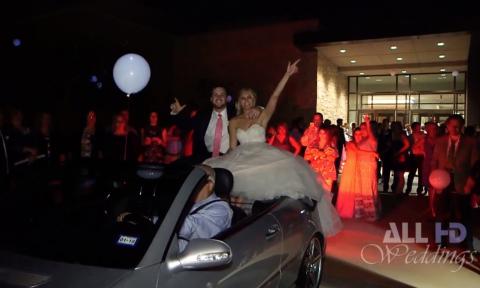 Les mariés chute de voiture Fail en sortie de mariage