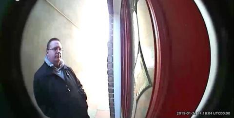 Une sonnette film un homme se faire chier dessus par un oiseau Il se fait chier dessus en attendant devant chez son pote